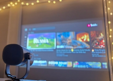 テレビなしでも大満足！家族みんなで使えるスマートプロジェクター